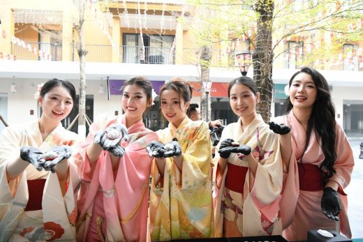 Các Á hậu, Người đẹp thử tài làm bánh Mochi tại Lynntimes Thanh Thủy