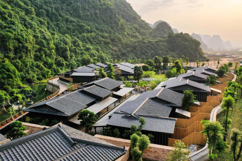 Không chỉ nổi tiếng với tắm khoáng, Yoko Onsen Quang Hanh còn sở hữu khu nghỉ dưỡng và spa cao cấp, nơi bạn được chăm sóc cơ thể toàn diện từ trong ra ngoài.
