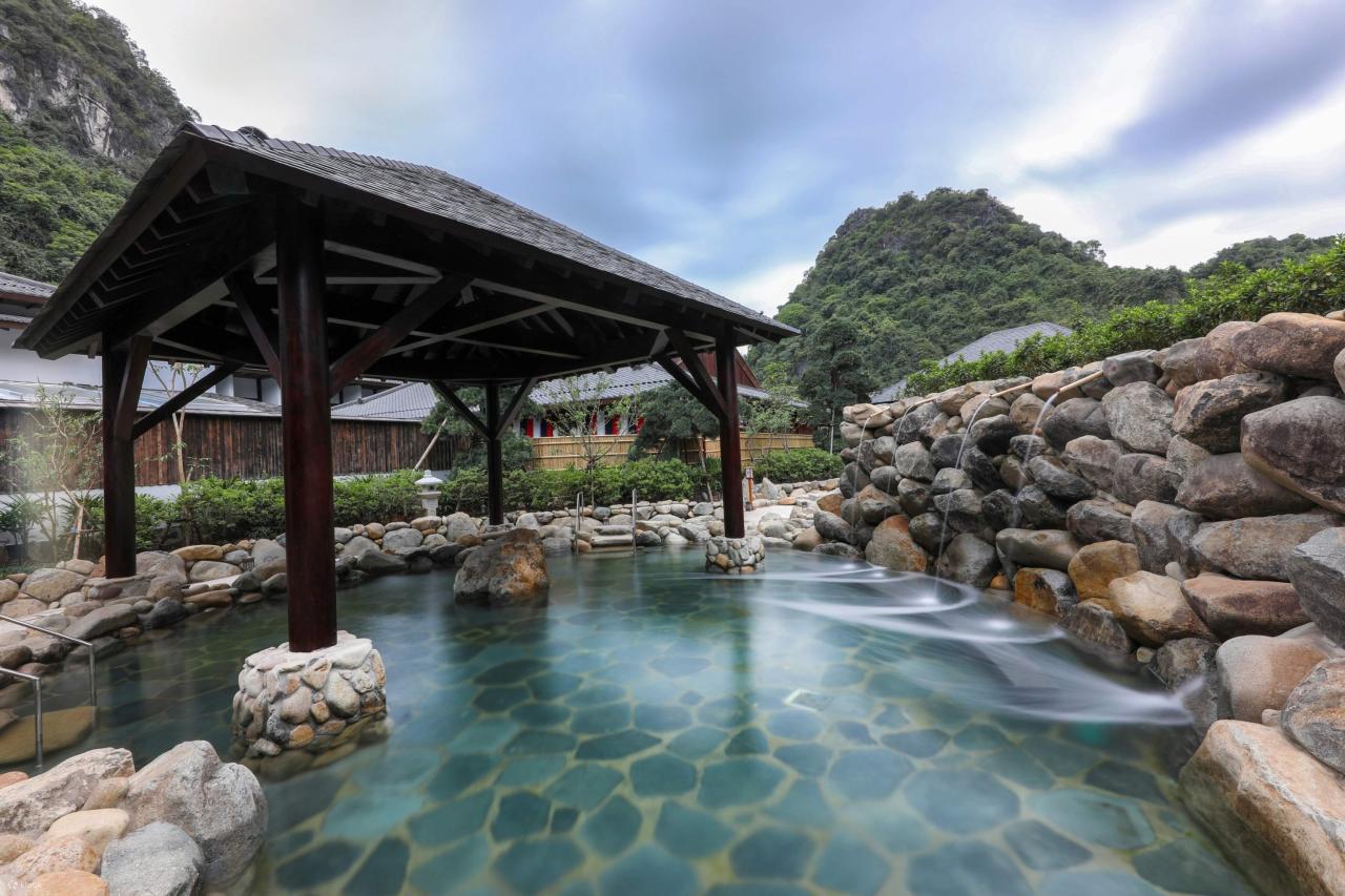 Nguồn khoáng nóng tại Quang Hanh được khai thác trực tiếp từ lòng đất sâu hơn 3.000m, có nhiệt độ trung bình 60-70°C, giúp thải độc, giảm đau nhức và tăng cường miễn dịch.